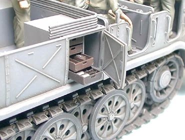 Tamiya 35239 German 18-Ton Heavy Half-Track FAMO (1:35)