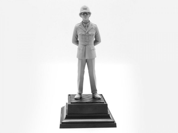 ICM 16011 British Policeman  1/16