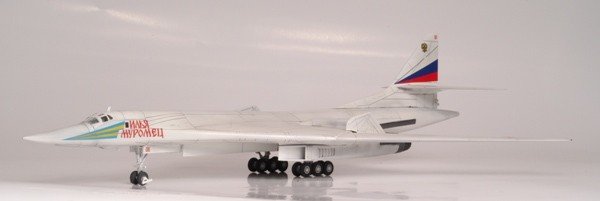 Zvezda 7002 Russian Supersonic Strategic Bomber Tu-160 (1:144)