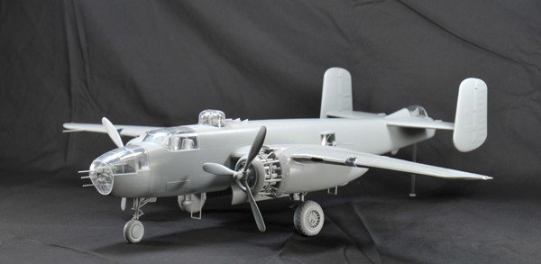 HK Models 01E02 B-25J Mitchell &quot;Strafer&quot; (1:32)