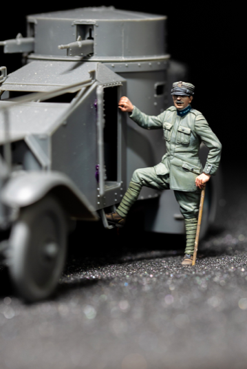 Copper State Models F35-023 Italian Armoured Car Officer getting inside 1/35