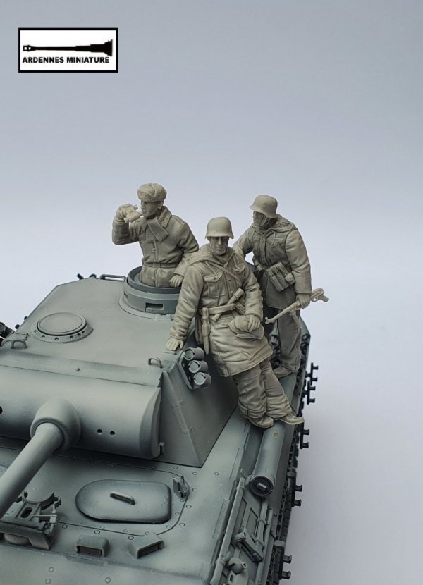 Ardennes Miniature 35020 WW2 PANZER COMMANDER AND GERMAN SOLDIER 1/35