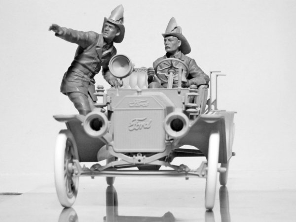 ICM 24006 American Fire Truck Crew (1910s) (2 figures) (1:24)