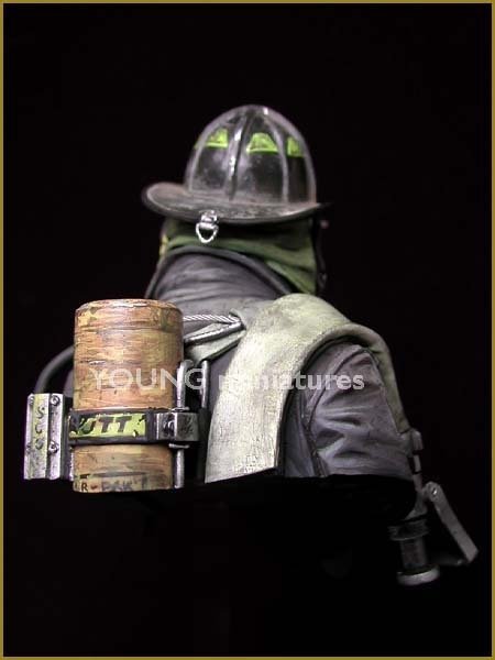 Young Miniatures YC1801 FIRE FIGHTER 1/10