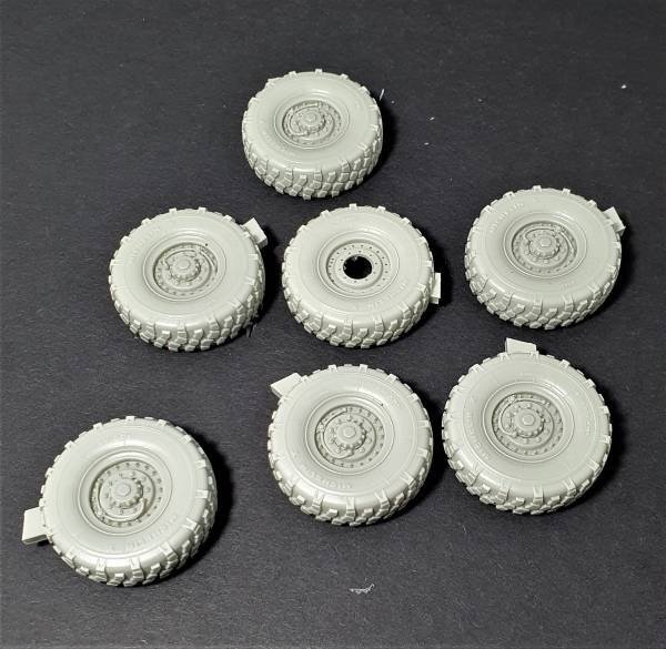 Panzer Art RE35-709 FMTV Road wheels (Michelin) 1/35