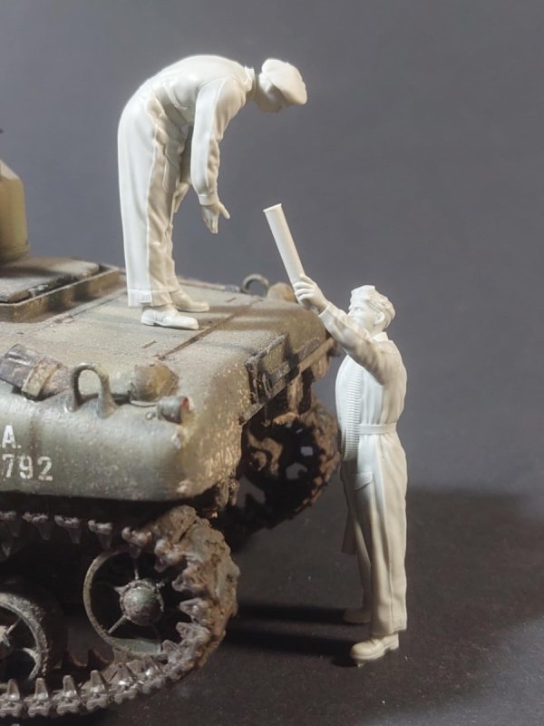 Panzer Art FI35-234 British tanker loading 75mm ammo set 1/35