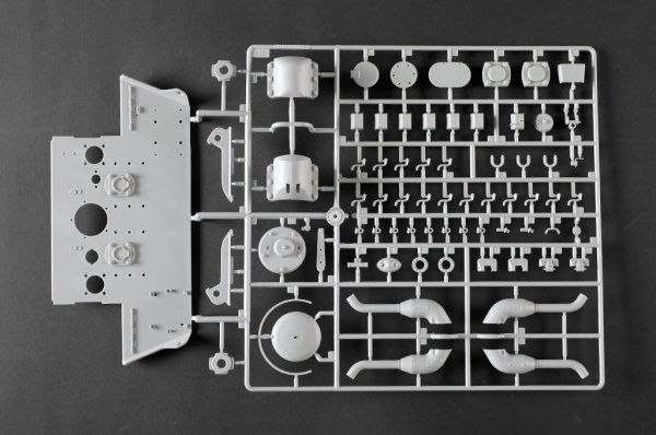 Trumpeter 00949 Pz.Kpfw.VI Sd.Kfz.182 Tiger II (Henschel 105mm) 1/16