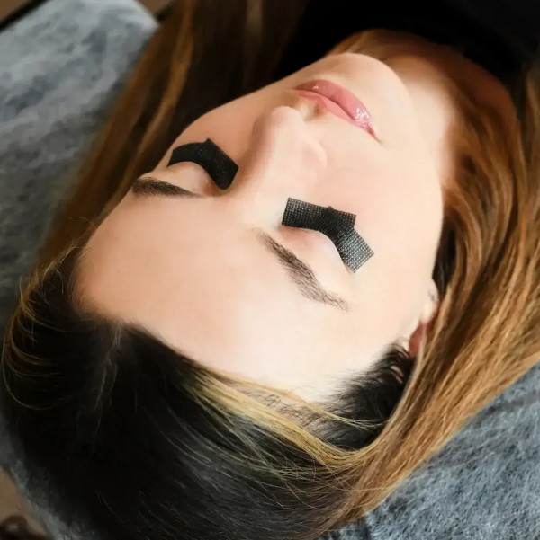 Tape für Wimpernverlängerung mit der UV-Methode