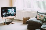 Jak ukryć kable od telewizora bez kucia?