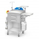 Wózek reanimacyjny REN-02/KO: szafka z 2 szufladami, blat boczny wysuwany, pojemniki na narzędzia i na zużyte igły, kroplówka, kosz na odpady, półka pod defibrylator, uchwyt do butli, deska do RKO