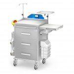 Wózek reanimacyjny REN-03/KO: szafka z 3 szufladami, blat boczny wysuwany, pojemnik ina narzędzia i na zużyte igły, kroplówka, kosz na odpady, półka pod defibrylator, uchwyt do butli, deska do RKO