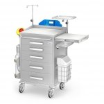 Wózek reanimacyjny REN-05/KO: szafka z 5 szufladami, blat boczny wysuwany, pojemniki na narzędzia i na zużyte igły, kroplówka, kosz na odpady, półka pod defibrylator, uchwyt do butli, deska do RKO