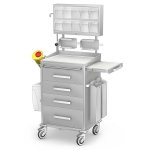 Wózek anestezjologiczny ANS-04/KO: szafka z 4 szufladami, blat boczny wysuwany, nadstawka 10 poj., obudowa nadstawki zamykana na zamek, 2 pojemniki na rękawiczki i na cewniki, pojemnik na zużyte igły, kroplówka, kosz kolanowy, zamek centralny