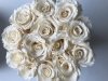 Kremowe CHAMPAGNE żywe WIECZNE róże w średnim VELVET białym boxie