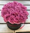 Różowe żywe ŚWIEŻE róże w średnim czarnym boxie