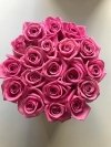 Różowe żywe ŚWIEŻE róże w średnim różowym boxie