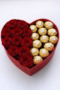 Box serce świeże, żywe róże + Ferrero Rocher