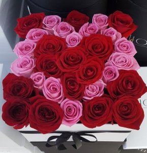 Serce z różowych i czerwonych róż w kwadratowym białym boxie 
