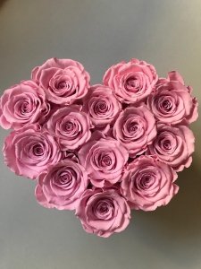 Różowe wieczne róze w średnim boxe heart