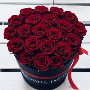 Czerwone żywe ŚWIEŻE róże w średnim czarnym boxie
