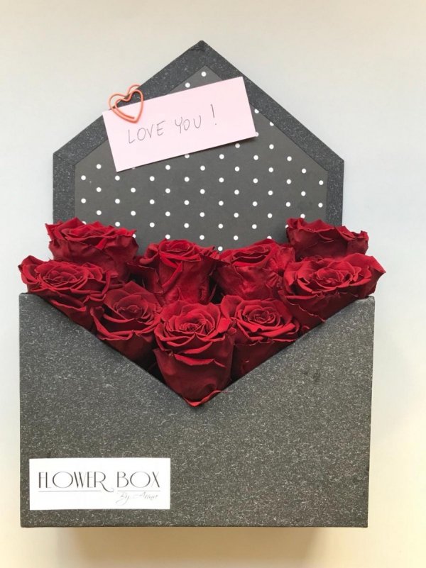 Box list z czerwonymi wiecznymi różami