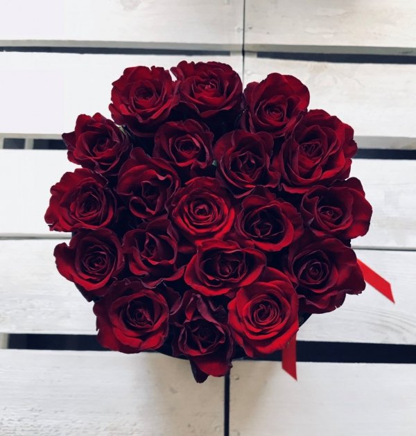 Czerwone żywe ŚWIEŻE róże w średnim czarnym boxie