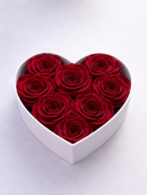 Czerwone wieczne róze w mini boxe heart