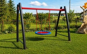 Huśtawka metalowa podwójna z bocianim gniazdem – plac zabaw EN 1176