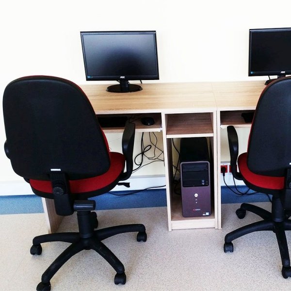 biurko komputerowe 1-osobowe, biurko do pracowni komputerowej, biurko do sali komputerowej, biurko komputerowe, biurko komputerowe z ruchomą półką