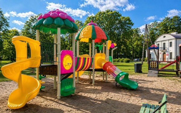 Kolorowy plac zabaw na osiedle lub do szkoły – bezpieczne urządzenie zgodne z normą PN-EN 1176