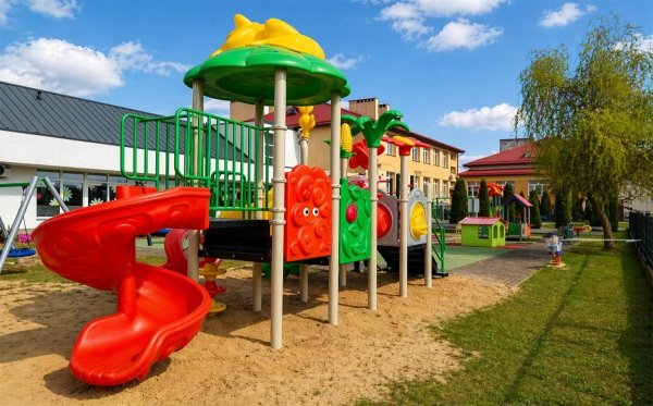 Plac zabaw przedszkolny z wieżą, zjeżdżalnią spiralną i panelami zabawowymi – bezpieczna konstrukcja na plac zabaw