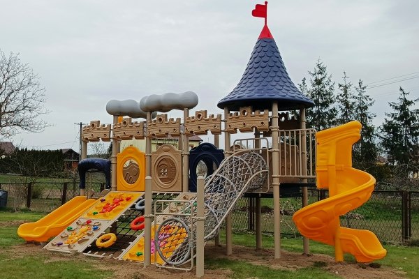 Plac zabaw z wieżą i zjeżdżalnią – bezpieczny zestaw dla dzieci na zewnątrz