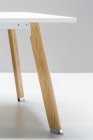 Stół Simplic z drewnianymi nogami lite drewno stopka chrom 
