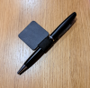 Czarna gumka mocująca długopis do kalendarza lub notesu