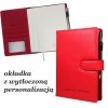 kalendarz dla pedagogów na rok szkolny 2025/2026 z kieszeniami na dokumenty z personalizacją tłoczoną na okładce