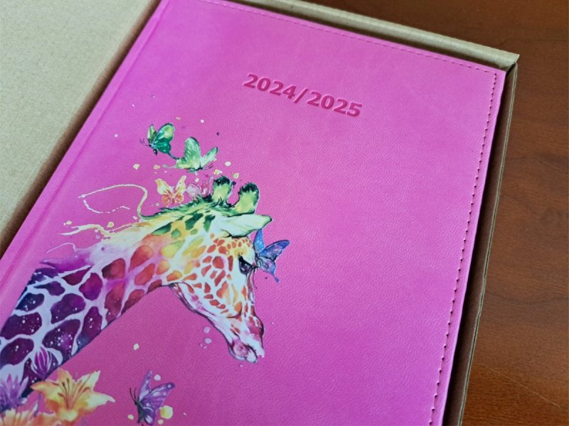Kalendarz nauczyciela 2024/2025 A5 tygodniowy VIVELLA różowa ŻYRAFA