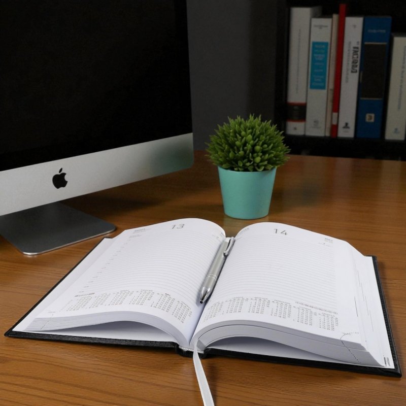 Kalendarz książkowy 2026 A5 dzienny papier biały drukowane registry oprawa ALUMINIUM szara