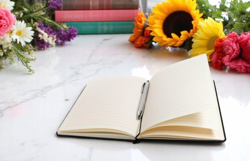 poręczny notes z papierem kremowym w linię zamykany na gumkę 