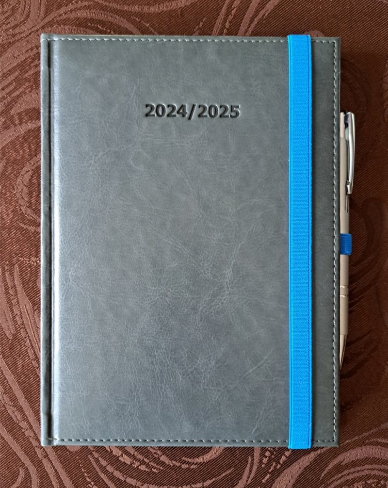 Kalendarz nauczyciela 2024/2025 A5 dzienny zamykany na gumkę NEBRASKA szara (gumki niebieskie)