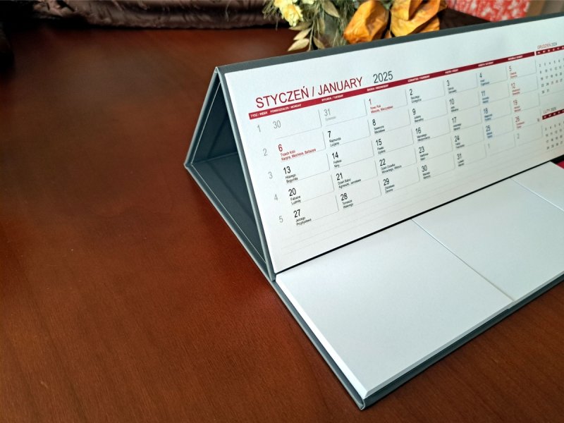 kalendarz MAXI 2025 z notesami i znacznikami na biurko