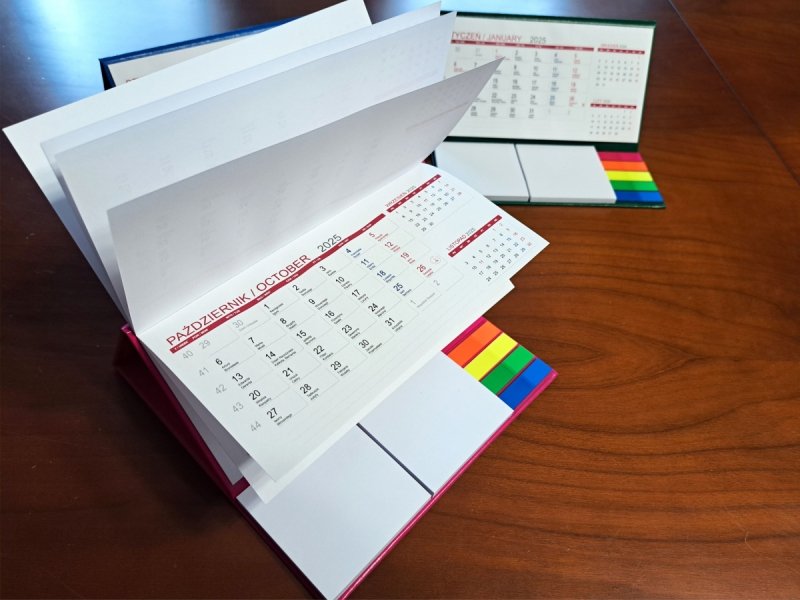 kalendarz z notesami i znacznikami samoprzylepnymi na rok 2025