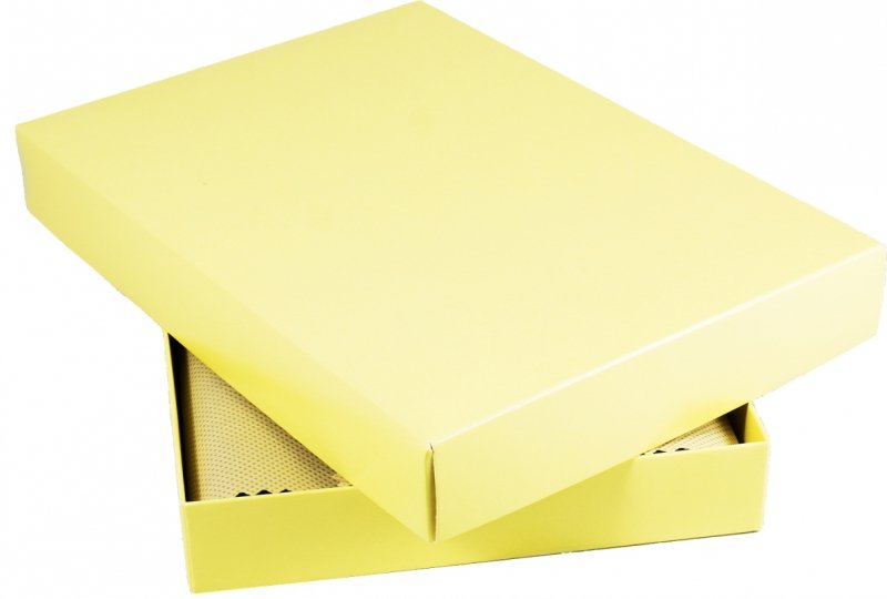 pudełko prezentowe na kalendarz A4 wyłożone ozdobnym materiałem
