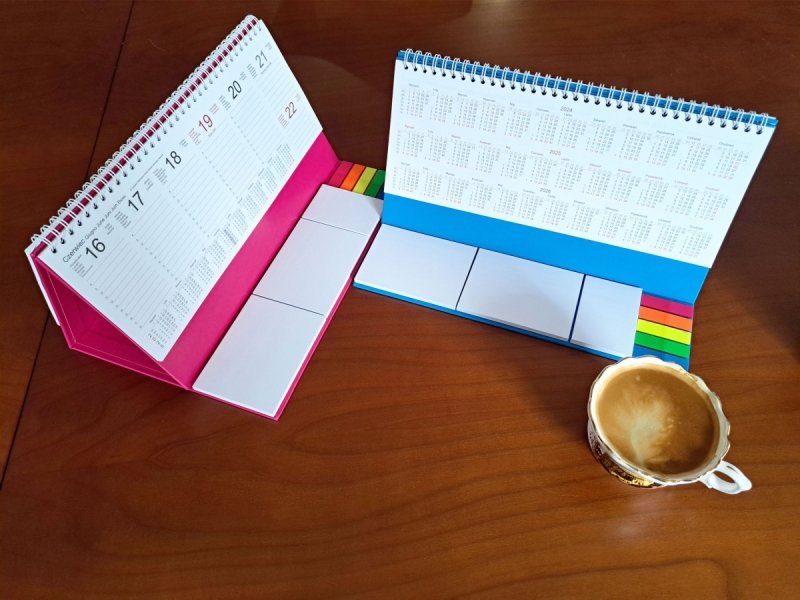 Kalendarz na biurko stojący na rok 2025