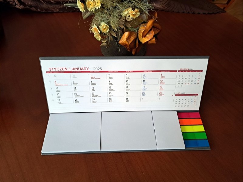 kalendarz do postawienia na biurku z notesami i znacznikami 