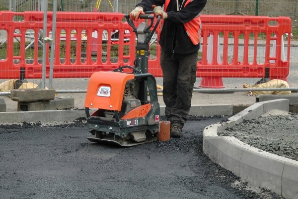 Zagęszczarka dwukierunkowa rewersyjna Altrad Belle RPX 35/60D w pracy