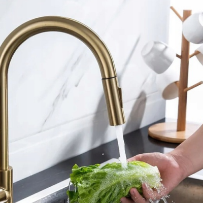 Bateria kuchenna szczotkowane złoto z wyciąganą wylewką – elegancka, obrotowa