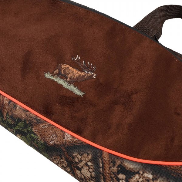 Pokrowiec Forsport na broń LPZKAM K03 1,12m, zamsz brąz / kamuflaż leśny, haft jeleń ryczy w trawie, haft biza pomarańczowa