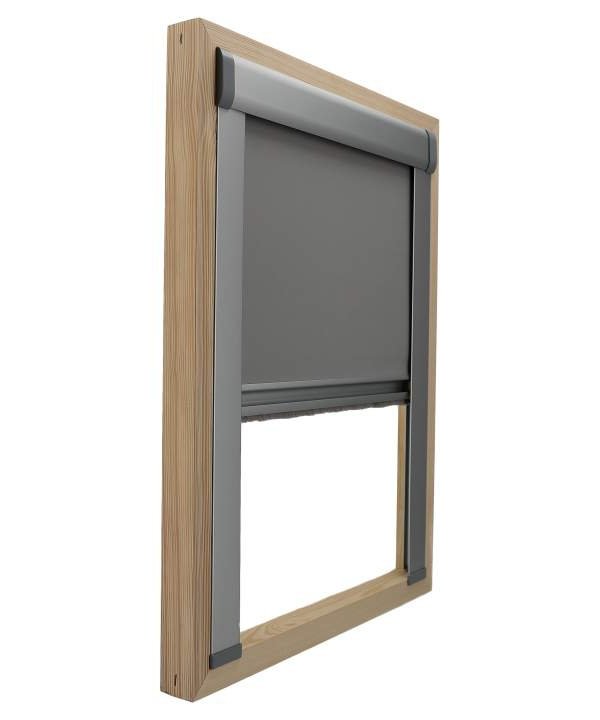 Roleta dachowa Dekolux Premium na oknie dachowym