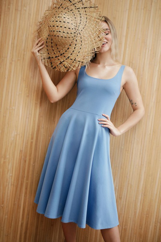 BeWear B218 Sukienka rozkloszowana na cienkich ramiączkach - niebieska