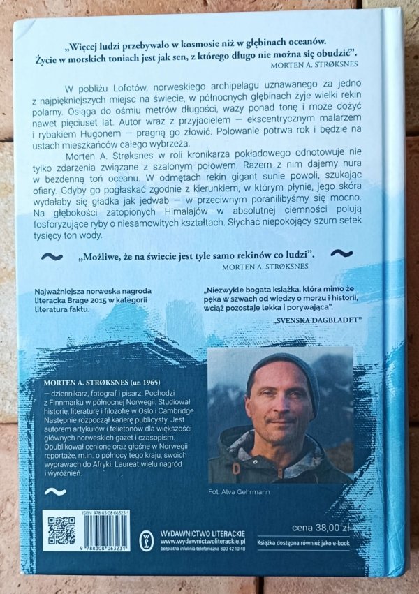 Morten A. Stroksnes Księga morza, czyli jak złowić rekina giganta z małego pontonu na wielkim oceanie o każdej porze roku - okładka